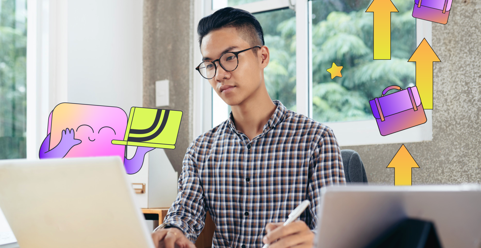 Seorang profesional muda sedang belajar kursus online untuk meningkatkan skill dan karier