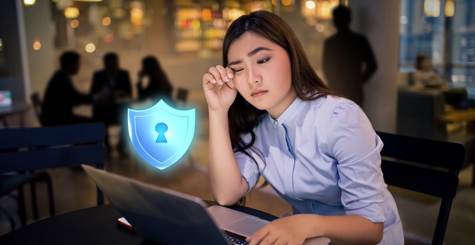 Seorang profesional perempuan bekerja di laptop di kafe dengan overlay ikon gembok biru, menggambarkan ancaman keamanan siber di jaringan WiFi publik