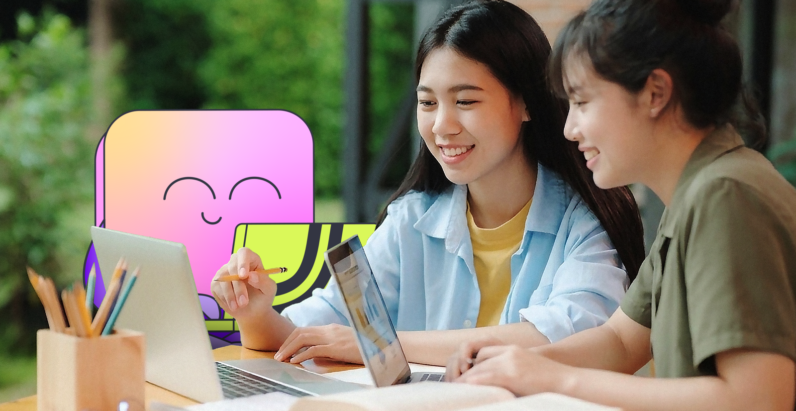 Dua siswa JayJay mengikuti program referral JayJay sambil belajar bersama menggunakan laptop 