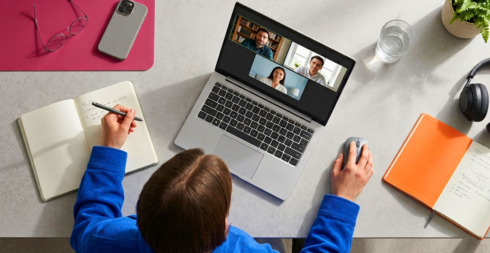 Ilustrasi video call online course - orang belajar kursus online digital sambil mencatat di laptop